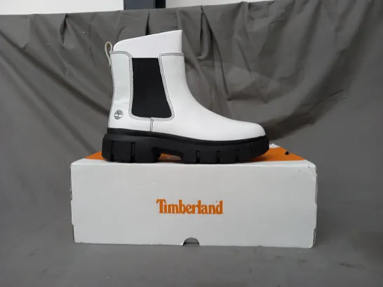 BOXED PAIR OF TIMBERLAND GREYFIELD CHELSEA BOOTS IN WHITE UK SIZE 5