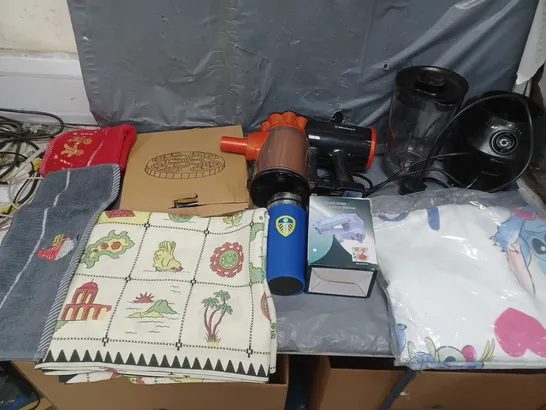 BOX OF APPROXIMATELY 15 ASSORTED ITEMS TO INCLUDE - PHILIPS BLENDER, BELACO HANDHELD VACUUM, AND ROTARY GRATER ETC. 