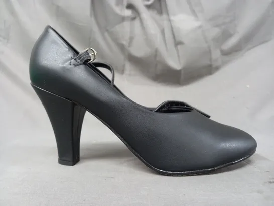 BOXED PAIR OF SO DANCA CLOSED TOE HEELED SHOES IN BLACK UK SIZE 7.5