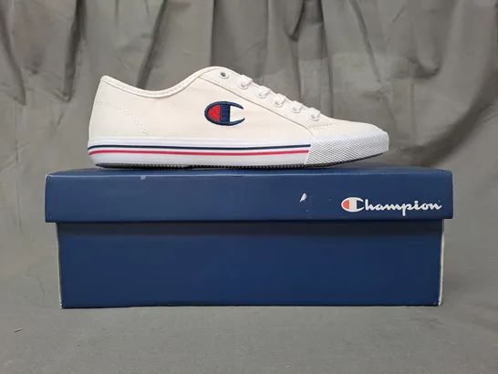 BOXED PAIR OF CHAMPION HUNTINGTON CANVAS SHOES IN WHITE 6