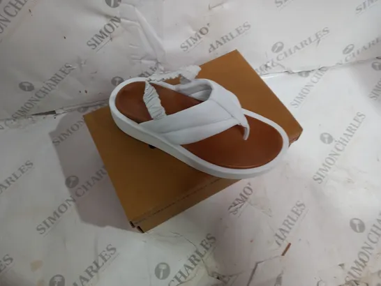 BOXED PAIR OF ADESSO LEATHER PLATFORM SANDALS IN WHITE SIZE 6