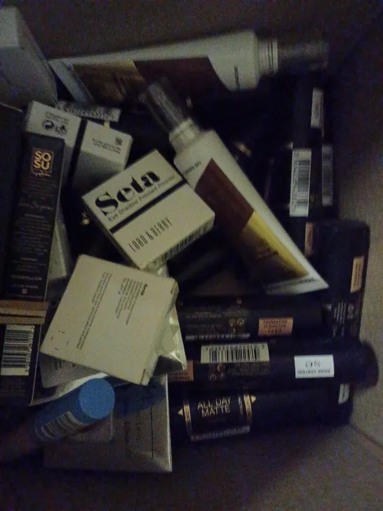 LOT OF APPROX 20 ASSORTED BEAUTY PRODUCTS TO INCLUDE LIP LINER, LIP SHEEN, EYE SHADOW, ETC 