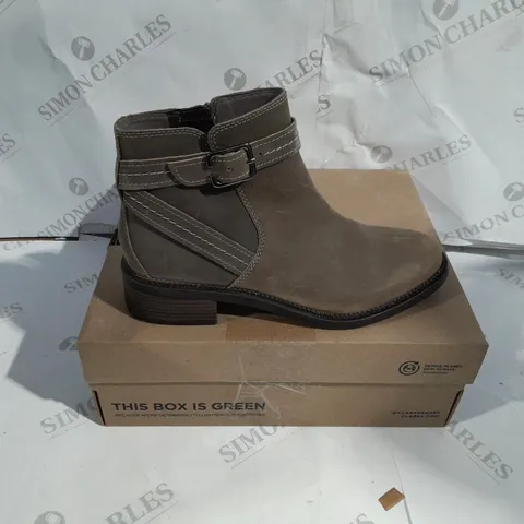BOXED CLARKS MAYE STRAP DARK TAUPE LEATHER ANKLE BOOTS SIZE 7