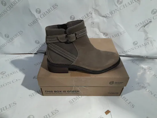 BOXED CLARKS MAYE STRAP DARK TAUPE LEATHER ANKLE BOOTS SIZE 7