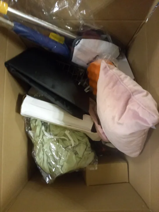 BOX OF APPROXIMATELY 20 ASSORTED HOUSEHOLD PRODUCTS TO INCLUDE THERMAL FLASK, DECORATIVE LED LIGHTS, SOLAR WALL LIGHT ETC