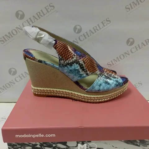 MODA IN PELLE PERIAR BLUE MULTI COLOUR SNAKE PRINT CUT OUT WEDGE WITH METAL DETALS - SIZE EU 40