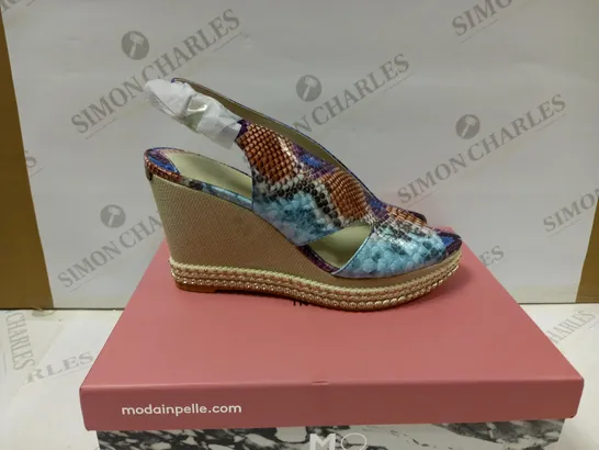 MODA IN PELLE PERIAR BLUE MULTI COLOUR SNAKE PRINT CUT OUT WEDGE WITH METAL DETALS - SIZE EU 40