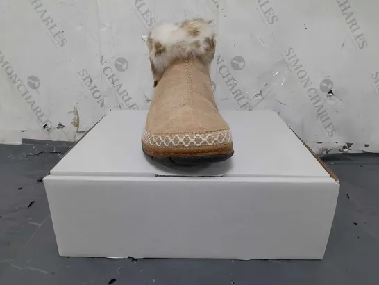 BOXED PAIR OF EARTH ORIGINALS EMMALYN BOOTIES IN BEIGE SIZE 8