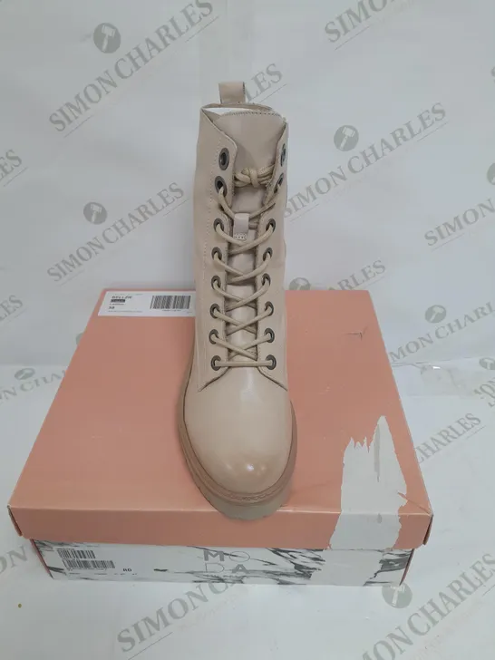 BOXED PAIR OF MODA IN PELLE BELLZIE LACE UP BOOTS IN CREAM SIZE 6