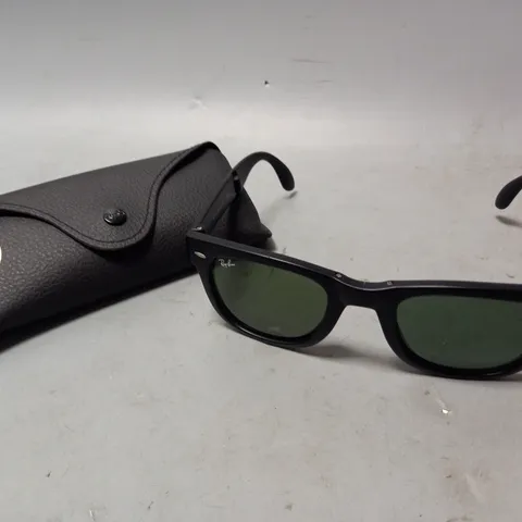 BOXED RAY-BAN FOLDING SUNGLASSES IN BLACK FRAME W. GREEN LENS