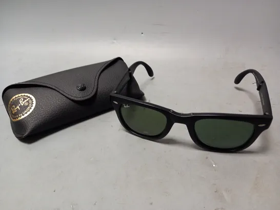 BOXED RAY-BAN FOLDING SUNGLASSES IN BLACK FRAME W. GREEN LENS