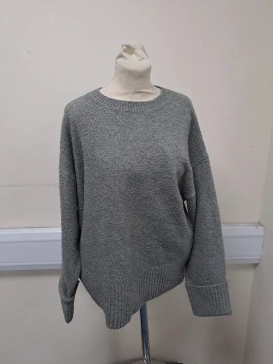 PRETTY LAVISH LIGHT GREY SWEATER SIZE XS 