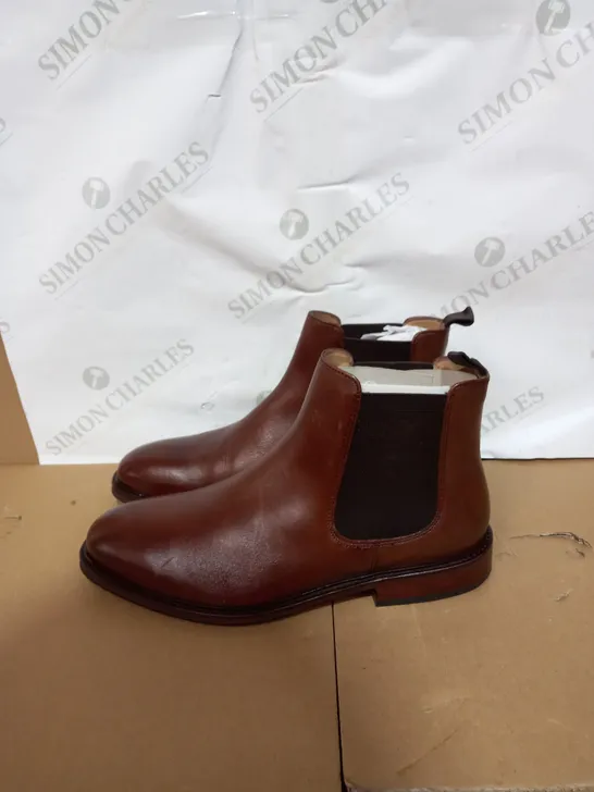 BOXED PAIR OF JONES BOOTMAKER DEAKIN CHELSEA BOOTS SIZE 9 