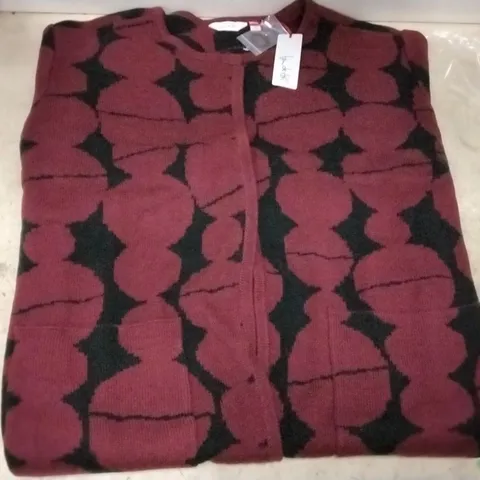 BOX OF APPROXIMATELY 7 BEU DE JIFI TWO TONE MAROON/BLACK JUMPERS - SIZE 2XL