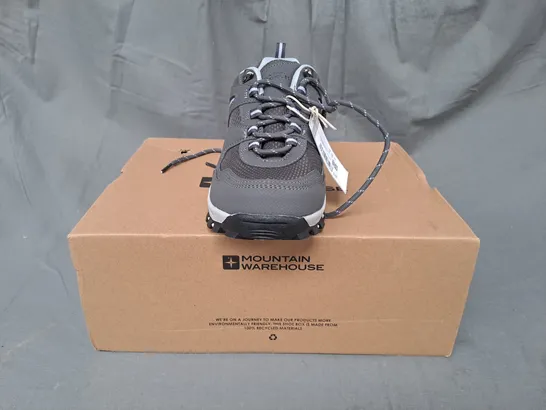 BOXED PAIR OF MOUNTAIN WAREHOUSE MCLEOD WOMENS WIDE FIT WALKING SHOES IN GREY/LILAC UK SIZE 5