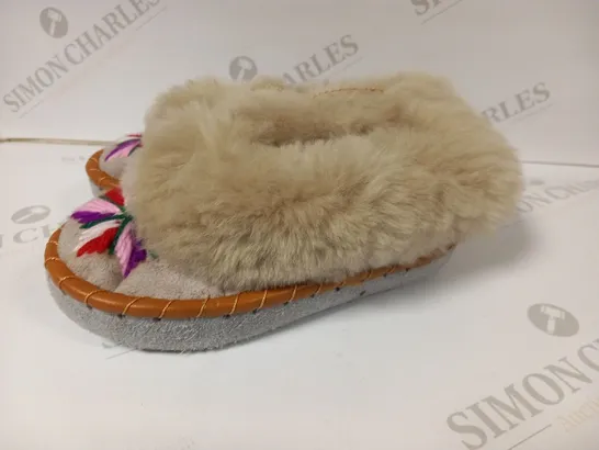 ONAIE SLIP ONS