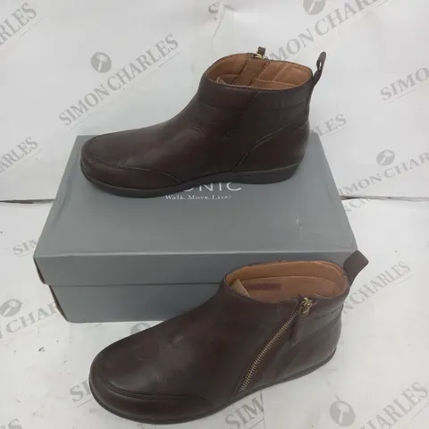 BOXED VIONIC LOUIS FLAT BOOT BROWN SIZE 5.5