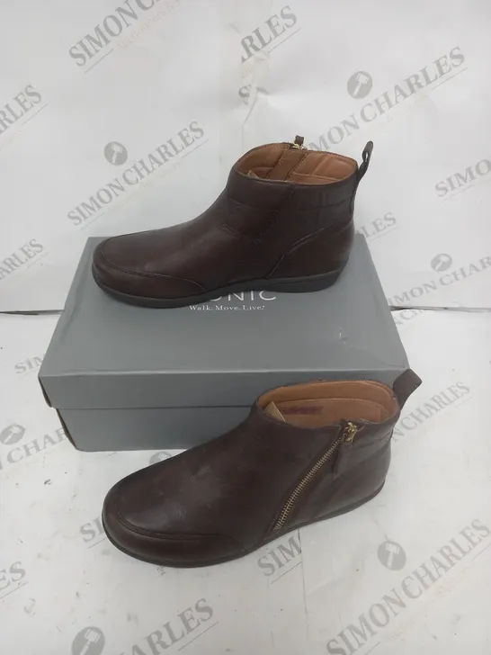 BOXED VIONIC LOUIS FLAT BOOT BROWN SIZE 5.5