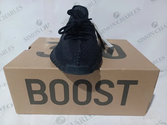 BOXED PAIR OF ADIDAS YEEZY BOOST 350 V2 SHOES IN ONYX UK SIZE 9.5