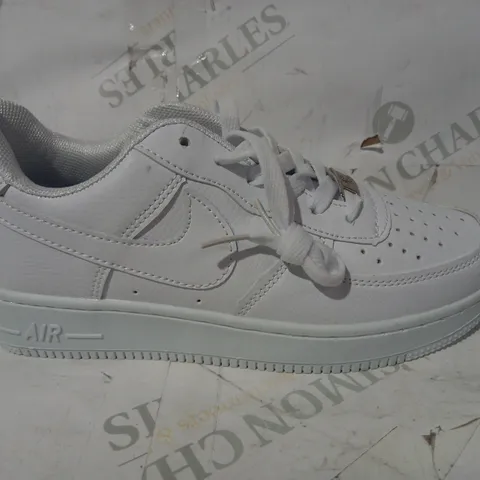 BOXED PAIR OF NIKE AIR FORCE 1 TRAINERS IN WHITE UK SIZE 5.5