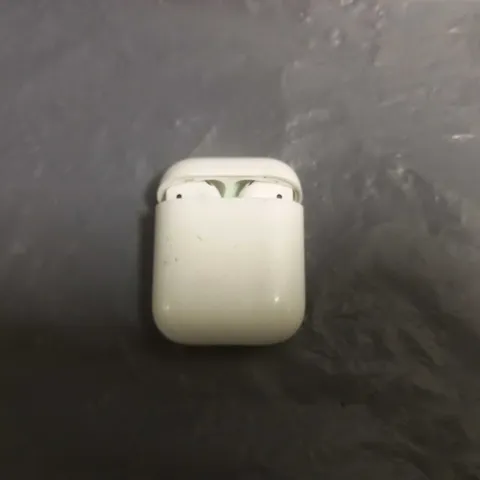 APPLE AIR PODS FIRST GEN IN WHITE 