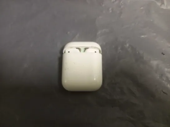 APPLE AIR PODS FIRST GEN IN WHITE 