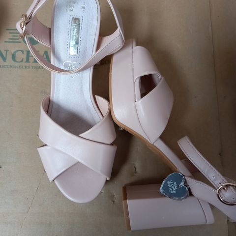 COLLECTION OF APPROX. 10 PAIRS OF WOMEN'S SHOES INCL. HEELS, WEDGES AND FLATS, VARIOUS SIZES