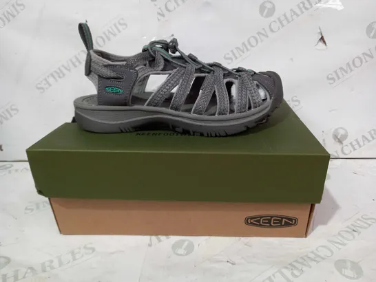 BOXED PAIR OF KEEN WHISPER CLOSED TOE SANDALS IN GREY/GREEN UK SIZE 5