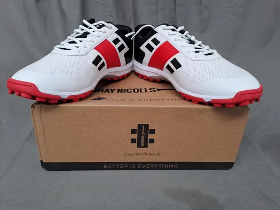 BOXED PAIR OF GRAY NICOLLS VELOCITY 4.0 RUBBER CRICKET SHOES IN WHITE/BLACK/RED UK SIZE 11