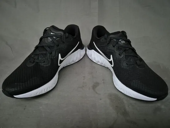 BOXED PAIR OF NIKE RENEW RUN 2 SHOES IN BLACK/WHITE UK SIZE 8.5