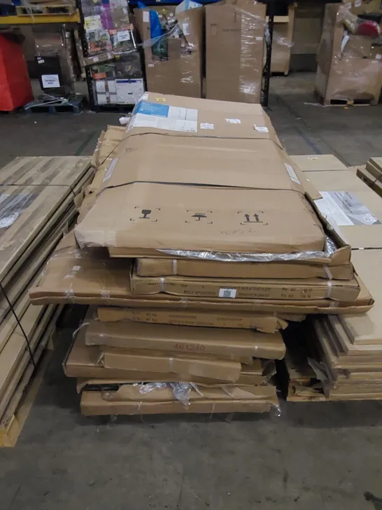 PALLET TO CONTAIN A LARGE QUANTITY OF BATH/SHOWER PANELS. CONDITIONS, SIZES AND MODELS MAY VARY 