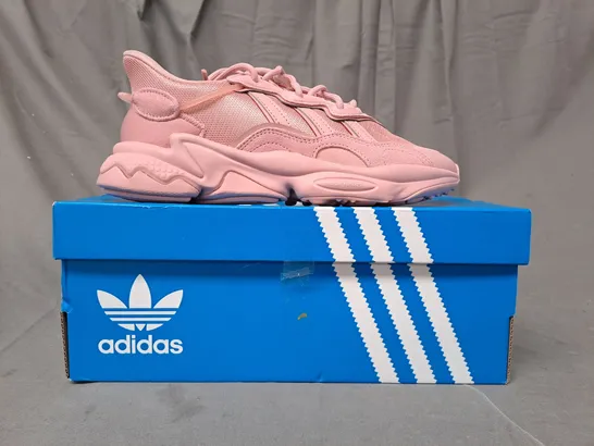 BOXED PAIR OF ADIDAS OZWEEGO J SHOES IN PINK UK SIZE 5