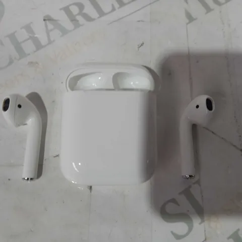 APPLE AIRPODS WITH CHARGING CASE