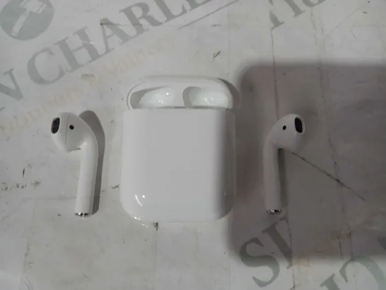 APPLE AIRPODS WITH CHARGING CASE