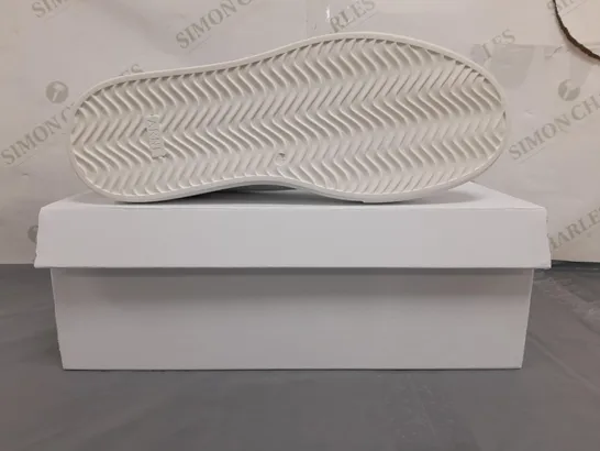 BOXED PAIR OF ARNE COURT TRAINERS 2.0 IN WHITE UK SIZE 10