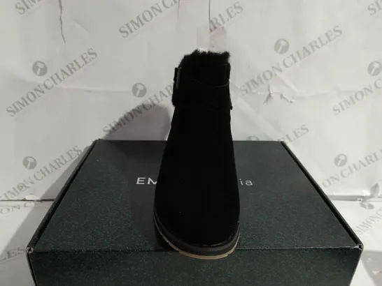 BOXED PAIR OF EMU AUSTRALIA MERAK SUEDE BOOTS IN BLACK SIZE 5