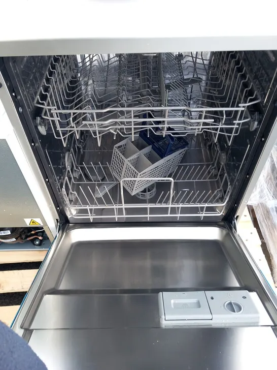 HISENSE HS60240XUK FREESTANDING STANDARD DISHWASHER - COLLECTION ONLY 