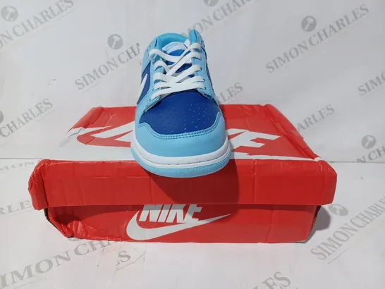 BOXED PAIR OF NIKE DUNK LOW/KASINA SHOES IN BLUE/WHITE UK SIZE 7.5