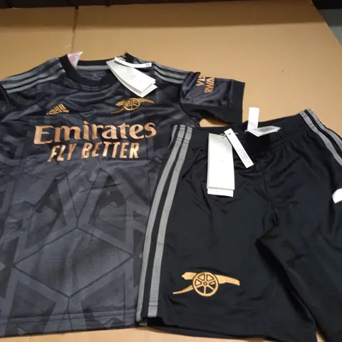 ARSENAL JUNIOUR FOOTBALL JERSEY AND SHORTS - 9-10 YRS / 140