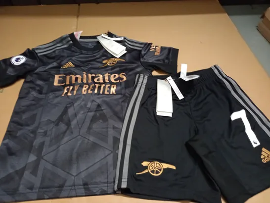 ARSENAL JUNIOUR FOOTBALL JERSEY AND SHORTS - 9-10 YRS / 140