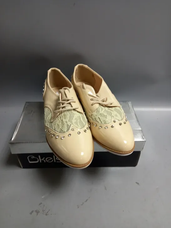 BOXED KELSI LADIES FLAT BEIGE BROGUES WITH LACE AND DIAMANTE DETAIL. SIZE 4