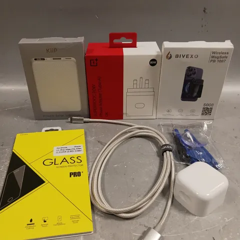 APPROXIMATELY 20 ASSORTED SMARTPHONE/TABLET ACCESSORIES TO INCLUDE CHARGING CABLES, SCREEN PROTECTORS, POWERBANKS ETC 