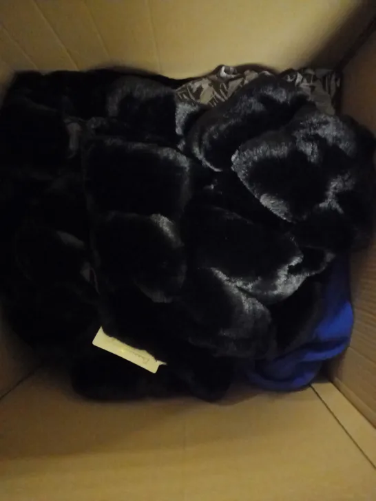 BOX OF APPROX. 5 CLOTHING ITEMS TO INCLUDE COATS IN VARIOUS COLOURS AND SIZES /COLLECTION ONLY 