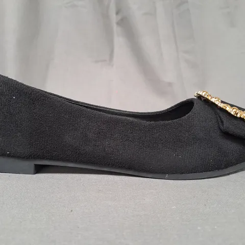 BOXED PAIR OF DESIGNER SLIP-ON SHOES IN BLACK W. GOLD EFFECT DETAIL EU SIZE 39