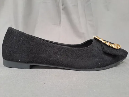 BOXED PAIR OF DESIGNER SLIP-ON SHOES IN BLACK W. GOLD EFFECT DETAIL EU SIZE 39