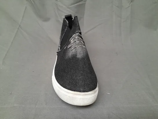 BOXED PAIR OF W.S AM-035 SHOES IN BLACK EU SIZE 40