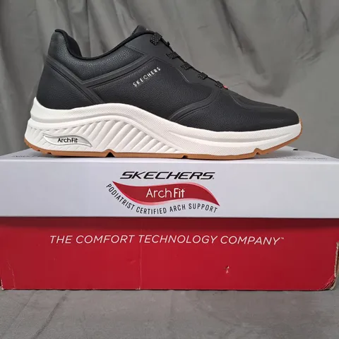 BOXED PAIR OF SKECHERS ARCH-FIT SHOES IN BLACK SIZE 6
