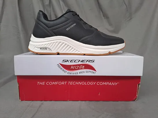 BOXED PAIR OF SKECHERS ARCH-FIT SHOES IN BLACK SIZE 6