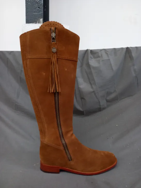 BOXED PAIR OF FAIRFAX & FAVOUR KNEE-HIGH BOOTS IN TAN EU SIZE 42