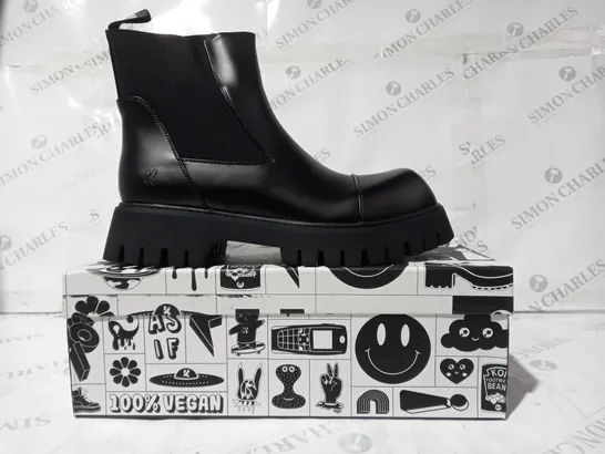 BRAND NEW BOXED PAIR OF KOI VEGAN LEATHER GIVER OF FREEDOM MEN'S SQUARE TOE CHELSEA BOOTS IN BLACK UK SIZE 9